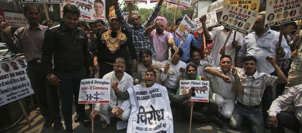 Protesters shout slogans against the recent Walmart-Flipkart deal in New Delhi, India, Saturday, May 12, 2018 Protesters shout slogans against the recent Walmart-Flipkart deal in New Delhi, India, Saturday, May 12, 2018 - Sputnik International