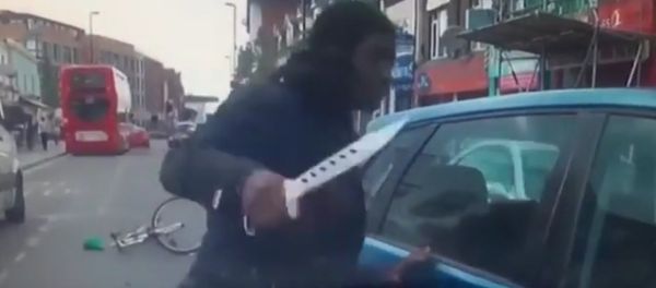 Cyclist carrying a huge zombie knife attacks a young motorist in his car - Sputnik International