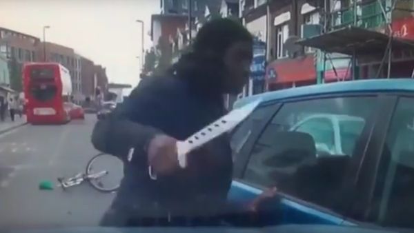 Cyclist carrying a huge zombie knife attacks a young motorist in his car - Sputnik International