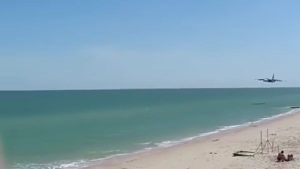 Su-25 flying over Ukrainian beach. - Sputnik International