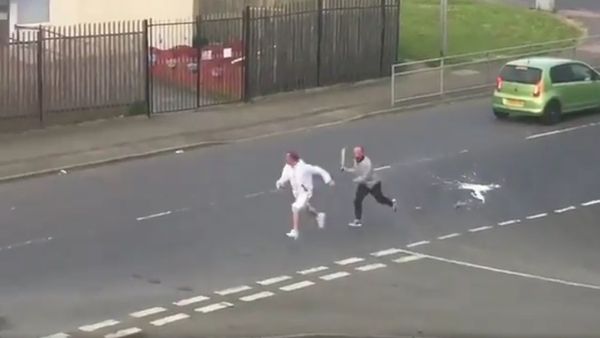 A man wielding a sword chasing another man down a road in Glasgow - Sputnik International