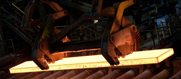 Steel is moved by a steel-worker in a mill at the plant of German steel company Salzgitter AG in Salzgitter, Lower Saxony on March 3, 2016 - Sputnik International