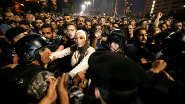Demonstrators clash with riot police during a protest in Amman, Jordan, June 2, 2018 - Sputnik International
