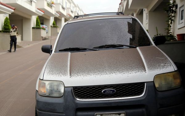 A car is partially covered with ash after Guatemala's Fuego volcano erupted violently, in Guatemala City, Guatemala June 3, 2018. - Sputnik International