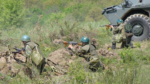 Romanian troops next to a TAB-77 APC during a military exercise of the 191st Infantry Battalion - Sputnik International