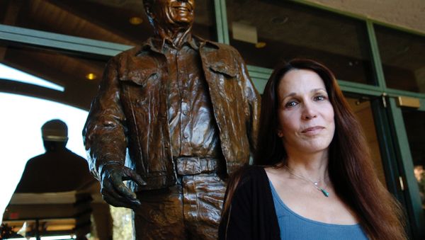 Patti Davis, daughter of late U.S. president Ronald Reagan, poses near artist Glenna Goodacre's sculpture of her father at the Ronald Reagan Presidential Library in Simi Valley, Calif., Nov. 20, 2004 Patti Davis, daughter of late U.S. president Ronald Reagan, poses near artist Glenna Goodacre's sculpture of her father at the Ronald Reagan Presidential Library in Simi Valley, Calif., Nov. 20, 2004 - Sputnik International
