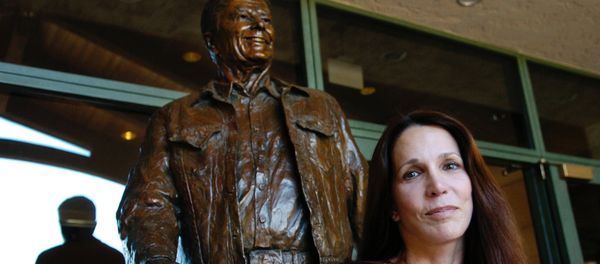 Patti Davis, daughter of late U.S. president Ronald Reagan, poses near artist Glenna Goodacre's sculpture of her father at the Ronald Reagan Presidential Library in Simi Valley, Calif., Nov. 20, 2004 Patti Davis, daughter of late U.S. president Ronald Reagan, poses near artist Glenna Goodacre's sculpture of her father at the Ronald Reagan Presidential Library in Simi Valley, Calif., Nov. 20, 2004 - Sputnik International