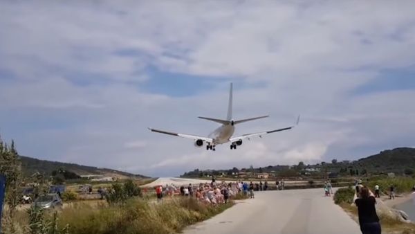 Exciting Moment British tourist 'blown away' by jet blast during takeoff - Sputnik International