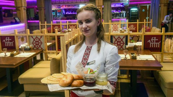 Waitress fromof Saransk’s Mordovskoye Podvorye Restaurant - Sputnik International