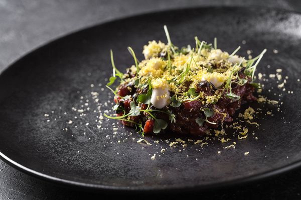 Baran-Rapan’s Beef tartare with black garlic cream, parmesan ice- cream, and smoked yolk powder - Sputnik International