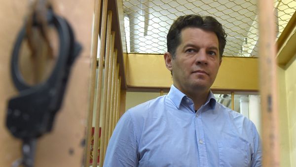 Ukrainian journalist Roman Sushchenko, accused by Russia's FSB security service of being a spy, stands inside a defendants' cage during a hearing at a court in Moscow on November 28, 2016 - Sputnik International