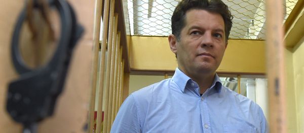 Ukrainian journalist Roman Sushchenko, accused by Russia's FSB security service of being a spy, stands inside a defendants' cage during a hearing at a court in Moscow on November 28, 2016 - Sputnik International