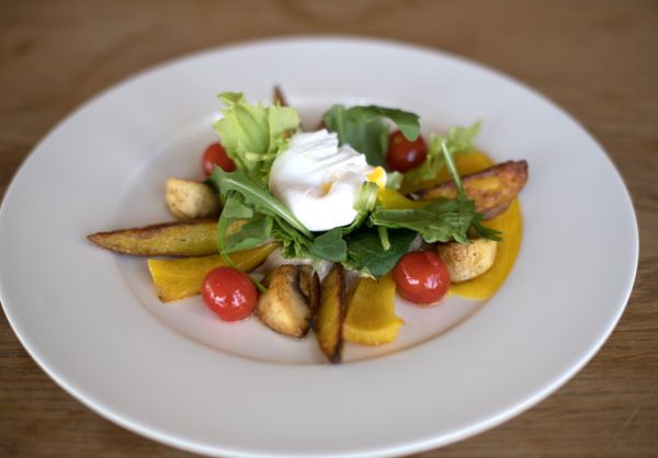Rostov-on-Don Green Café’s Warm Mmushroom salad with, baked potato and poached egg warm salad - Sputnik International