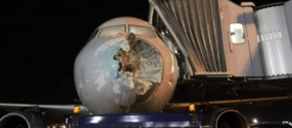 American Airlines flight 1897 makes emergency landing in El Paso, Texas after a severe hailstorm damages the plane's nose and windshield. - Sputnik International
