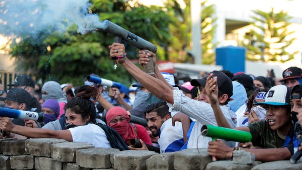 Demonstrators fire a homemade mortar during a protest against Nicaragua's President - Sputnik International