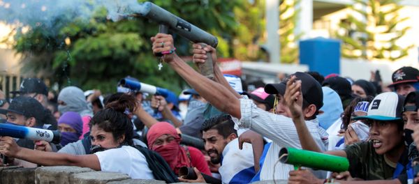 Demonstrators fire a homemade mortar during a protest against Nicaragua's President - Sputnik International