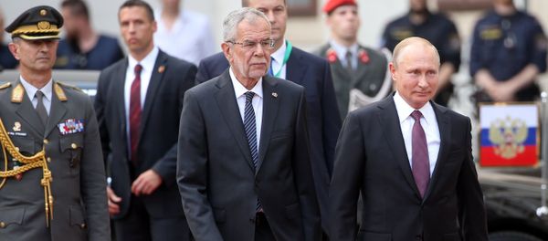 Russian President Vladimir Putin and President of Austria Alexander Van der Bellen, second left, during the official meeting held at Hofburg palace in Vienna - Sputnik International