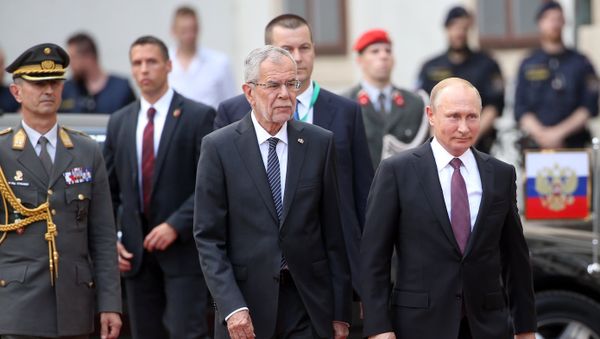 Russian President Vladimir Putin and President of Austria Alexander Van der Bellen, second left, during the official meeting held at Hofburg palace in Vienna - Sputnik International