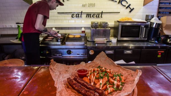 BURGERPALICH’s Ćevapi with potato wedges - Sputnik International