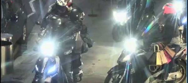 CCTV footage of a scooter gang stealing handbags from a designer shop in west London CCTV footage of a scooter gang stealing handbags from a designer shop in west London - Sputnik International