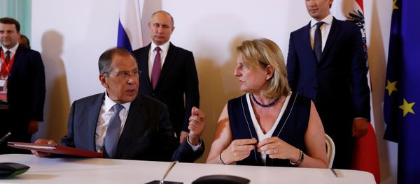 Russia's Foreign Minister Sergei Lavrov and Austria's Foreign Minister Karin Kneissl sign contracts in Vienna, Austria June 5, 2018 - Sputnik International