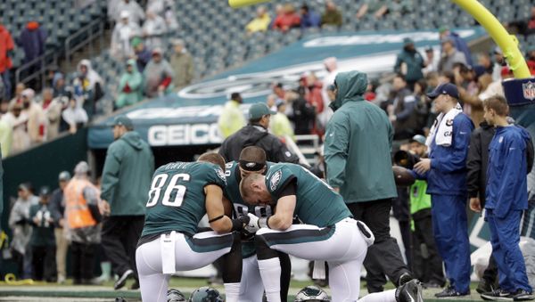 Philadelphia Eagles Zach Ertz (86), Carson Wentz (11), and Trey Burton (88) pray ahead of an NFL football game against the San Francisco 49ers, Sunday, Oct. 29, 2017, in Philadelphia. - Sputnik International