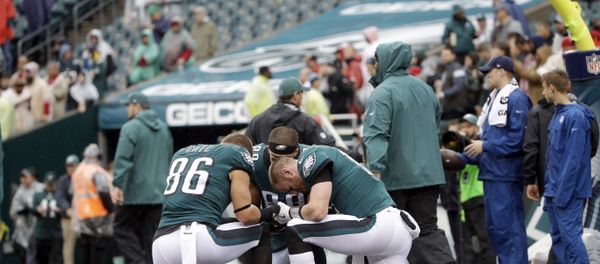 Philadelphia Eagles Zach Ertz (86), Carson Wentz (11), and Trey Burton (88) pray ahead of an NFL football game against the San Francisco 49ers, Sunday, Oct. 29, 2017, in Philadelphia. Philadelphia Eagles Zach Ertz (86), Carson Wentz (11), and Trey Burton (88) pray ahead of an NFL football game against the San Francisco 49ers, Sunday, Oct. 29, 2017, in Philadelphia. - Sputnik International