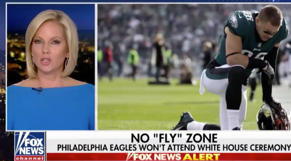 Photo shows Fox News using images of Philadelphia Eagles players praying before a game for a segment on US President Donald Trump's criticism of national anthem protest. - Sputnik International