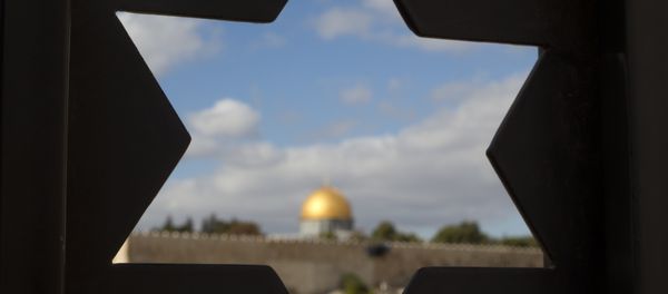 The Dome of the Rock Mosque in the Al-Aqsa Mosque compound in Jerusalem's Old City is seen through a door with the shape of star of David. - Sputnik International