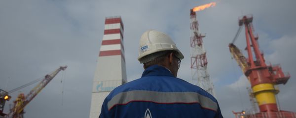 Gazprom-Mitarbeiter an einem Gas- und Öllager (Archivbild) - Sputnik International