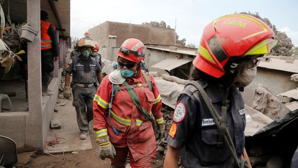 Rescatistas en un lugar afectado por la erupción del volcán de Fuego en San Juan Alotenango, Guatemala - Sputnik International