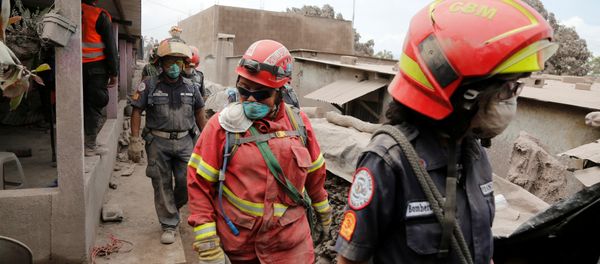 Rescatistas en un lugar afectado por la erupción del volcán de Fuego en San Juan Alotenango, Guatemala Rescatistas en un lugar afectado por la erupción del volcán de Fuego en San Juan Alotenango, Guatemala - Sputnik International
