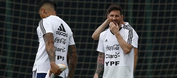 Argentina's Lionel Messi, right, attends a team training session at the Sports Center FC Barcelona Joan Gamper, in Sant Joan Despi, Spain, Wednesday, June 6, 2018 - Sputnik International