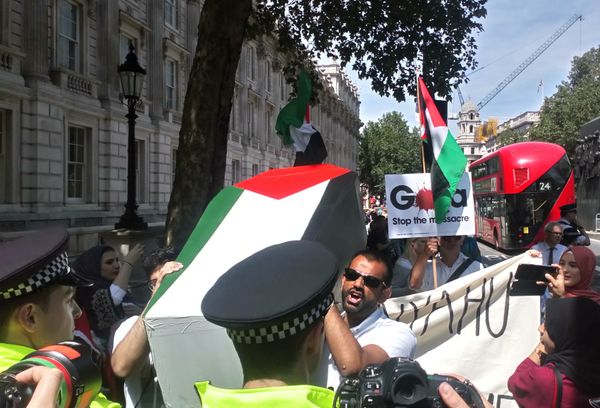 Pro-Palestinian protesters carry a coffin to 10 Downing Street Pro-Palestinian protesters carry a coffin to 10 Downing Street - Sputnik International