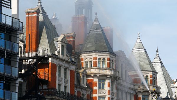 Firefighters tackle a blaze at the Mandarin Oriental Hotel in Knightsbridge, central London, Britain, june 6, 2018 - Sputnik International