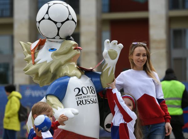 St. Petersburg residents and tourists at the opening of the 2018 FIFA World Cup Football Park. - Sputnik International