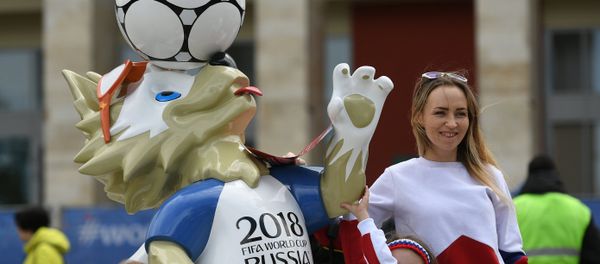St. Petersburg residents and tourists at the opening of the 2018 FIFA World Cup Football Park. - Sputnik International
