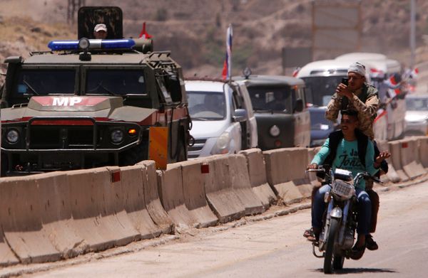 A Syrian soldier takes selfies pictures as Russian military vehicle is seen in convoy during re-opening the road between Homs and Hama in Rastan,Syria June 6, 2018 A Syrian soldier takes selfies pictures as Russian military vehicle is seen in convoy during re-opening the road between Homs and Hama in Rastan,Syria June 6, 2018 - Sputnik International