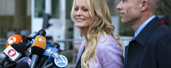 Adult film actress Stormy Daniels speaks to members of the media after a hearing at federal court, Monday, April 16, 2018, in New York, as she is accompanied by her attorney Michael Avenatti. - Sputnik International
