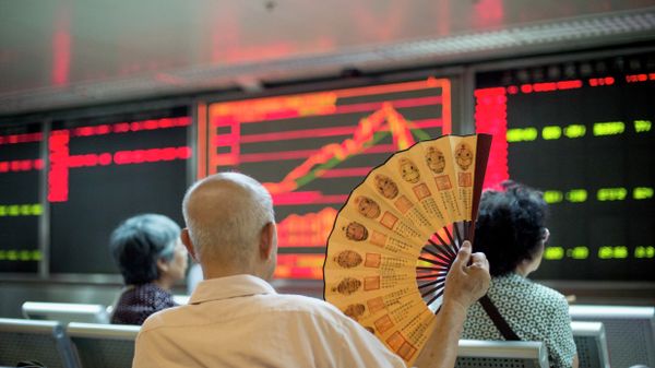 Investors look at screens showing stock market movements at a securities company in Beijing on July 28, 2015 - Sputnik International