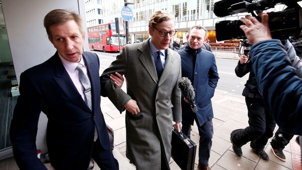 Cambridge Analytica's former CEO Alexander Nix (pictured, center) denies any wrongdoing - Sputnik International