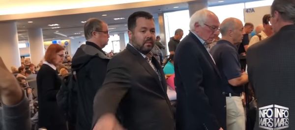 Bernie Sanders Run From Alex Jones At LAX Airport Bernie Sanders Run From Alex Jones At LAX Airport - Sputnik International