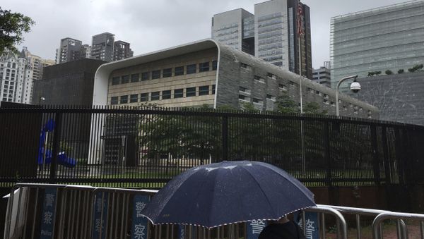 A man carries an umbrella past the U.S. consulate building in Guangzhou in south China's Guangdong province, Thursday, June 7, 2018 A man carries an umbrella past the U.S. consulate building in Guangzhou in south China's Guangdong province, Thursday, June 7, 2018 - Sputnik International