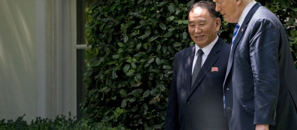 Presidente norte-americano, Donald Trump, com o principal assessor do líder norte-coreano, Kim Yong-chol, em reunião na Casa Branca, EUA - Sputnik International
