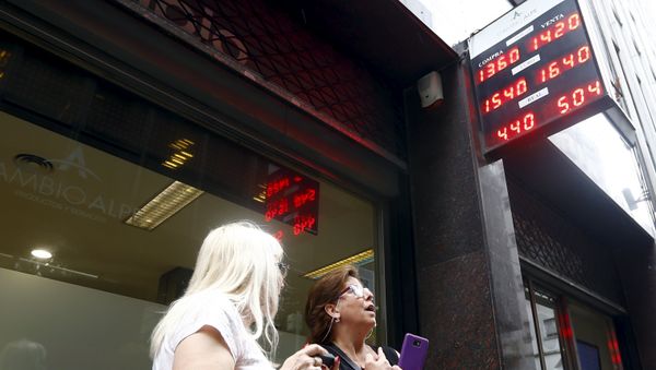 Argentina's peso plunged 29.8 percent at the start of trade - Sputnik International