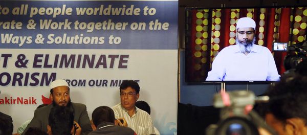 Indian journalists listen to a video conference of controversial Islamic preacher and the founder of Islamic Research Foundation, Zakir Naik, right, in Mumbai, India, Friday, July 15, 2016 Indian journalists listen to a video conference of controversial Islamic preacher and the founder of Islamic Research Foundation, Zakir Naik, right, in Mumbai, India, Friday, July 15, 2016 - Sputnik International