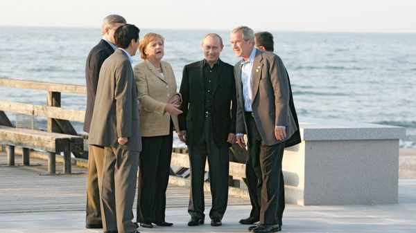 Right to left: U.S. President George W. Bush, Russian President Vladimir Putin and German Chancellor Angela Merkel out for a walk in Heiligendamm. June 7, 2007. File photo Right to left: U.S. President George W. Bush, Russian President Vladimir Putin and German Chancellor Angela Merkel out for a walk in Heiligendamm. June 7, 2007. File photo - Sputnik International