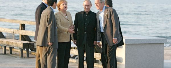 Right to left: U.S. President George W. Bush, Russian President Vladimir Putin and German Chancellor Angela Merkel out for a walk in Heiligendamm. June 7, 2007. File photo Right to left: U.S. President George W. Bush, Russian President Vladimir Putin and German Chancellor Angela Merkel out for a walk in Heiligendamm. June 7, 2007. File photo - Sputnik International