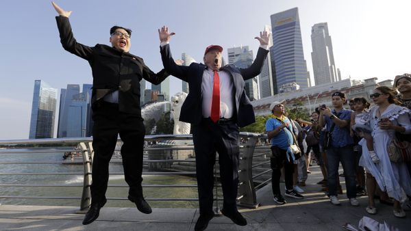 Kim Jong Un and Donald Trump impersonators, Howard X, left, and Dennis Alan, second left, pose for photographs during their visit to the Merlion Park, a popular tourist destination in Singapore, on Friday, June 8, 2018 - Sputnik International