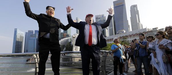 Kim Jong Un and Donald Trump impersonators, Howard X, left, and Dennis Alan, second left, pose for photographs during their visit to the Merlion Park, a popular tourist destination in Singapore, on Friday, June 8, 2018 - Sputnik International